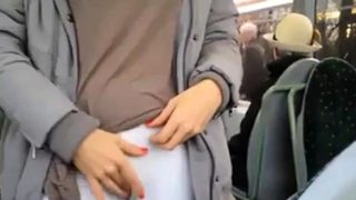 Menina mostrando os peitos e a xota no onibus