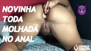 Novinha toda molhada fazendo anal Ninfeta gostosa brincando com cuzinho