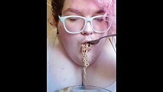 BBW eats like a slob