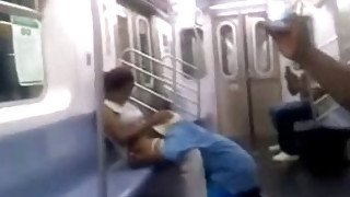 Comiendole el chocho en el metro