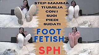 STEP-MAMMA TI UMILIA - PIEDI - UMILIAZIONE PENE PICCOLO (ita) (preview- link on video