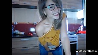 Animated Amateur Hussy In The Kitchen