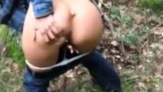 Geile blonde Milf fickt im Wald