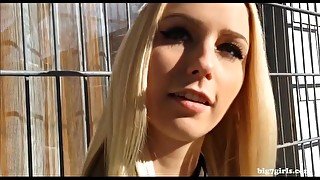 Blondes Amateur Teen auf dem Klo anal abgefickt