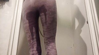 Girl pissing in her leggins