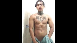 Saque un delicioso chorro de semen en la ducha