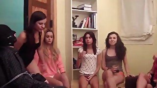 8 Girls rotzen einen Typen an