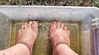 First Morning Piss Foot Play/Sexy Pissy Toes