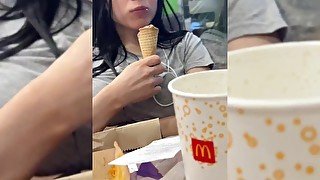 CONOSCO LINDA CHICA EN MCDONALS Y ME LA LLEVO A CASA A FOLLAR