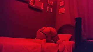 Femboy en falda muestra culo