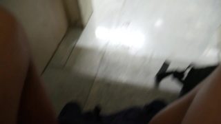 Paja a escondidas en un baÃ±o publico