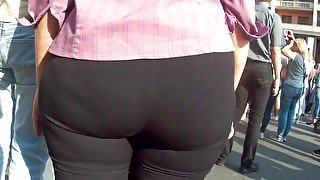 Juicy big butts milfs in tight pants