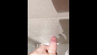 Guy jerking of and cumming in the shower