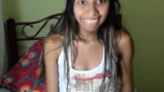 Novinha na webcam peitos xota e cu