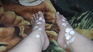 Primer Avance ASMR - WTF me masturba el pie mientras me pone crema - fetiche pies