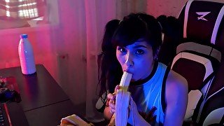 Gamer Girl Decided To Masturbate And Eat