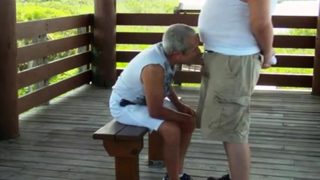 Gordito se folla a abuelo en la calle