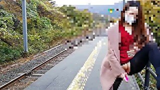 おしっこ漏れそうだったので電車を待ってる間にたくさん潮吹きしてみました。ぜひ皆様に視姦してほしいです。