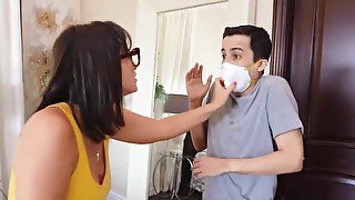 MILF receives sexual pleasure from the worker