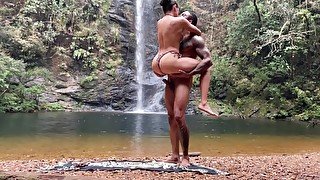 sexo ao ar livre na cachoeira