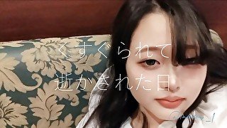 くすぐりで逝くようにじっくり開発されている動画です