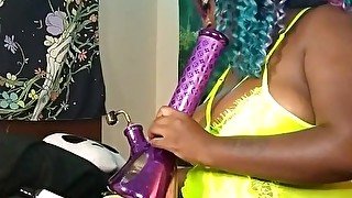 Ebony stoner takes dabs then makes herself squirt