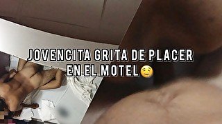 Jovencita grita de placer en un motel