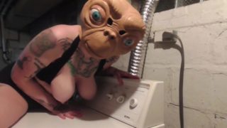 ET DISCOVERS DRYER AND HUMPS IT