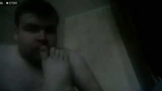 Артем сам себе лижет ноги на трансляции self suck autofellatio self footjob