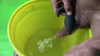 Estudiante Cachondo se Corre Dentro de un Balde con Agua Caliente!! uuuff