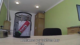 VIP4K. Chica sexy hace una mamada y se la clavan en la oficina de préstamos