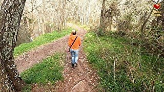 Sigo a una Ninfa del amor por el bosque