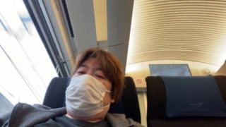 スカイライナーで成田空港に向かう人