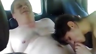 anciano follandose a la jovencita en el coche