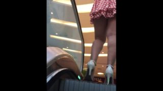 Hotwife gostosa se exibe no estacionamento do shopping para o corno, caminhando de mini saia no esti