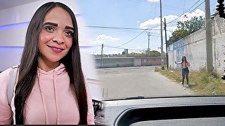 Encuentro a sexy chica sola en medio de la carretera y me pide que la lleve a cambio me da su culo.