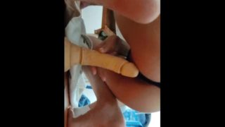 Latina montando Dildo mientras hace sexo oral.