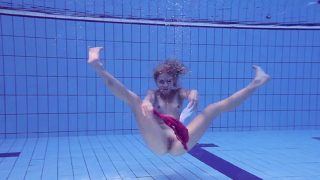 Proklova takes off bikini and swims under water