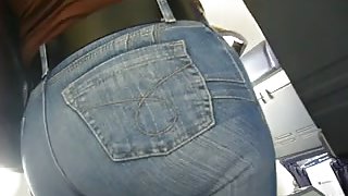 Candid Latin MILF with delicious big booty in tight jeans