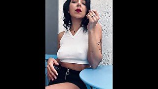 Sexy milf sans culotte pause cigarette