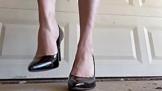 SEXY FEET IN HEELS WALKING