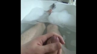 Twink wanks in bath