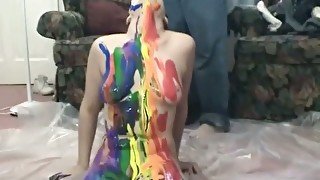 Curvy amateur girl with nice ass paints a rainbow on her body