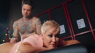 Short-haired cougar analyzed at tattoo salon by inked stranger