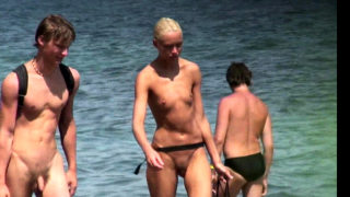 Girl with nice boobs on the beach Espana voyeur video