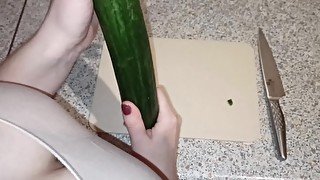 Hot Housewife Passionate Masturbate Cucumber - Squirt