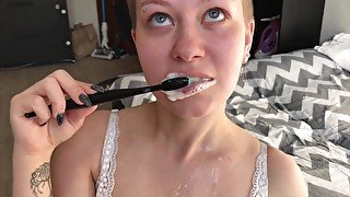 KINKY COUPLE BRUSH TEETH WITH CUM