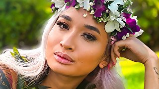 Lei'd in Hawaii with Avery Black - VRFanService