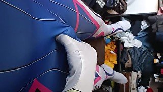 Femboy D.va se viene en su traje