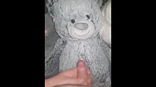 Je éjacule sur mon ours en peluche